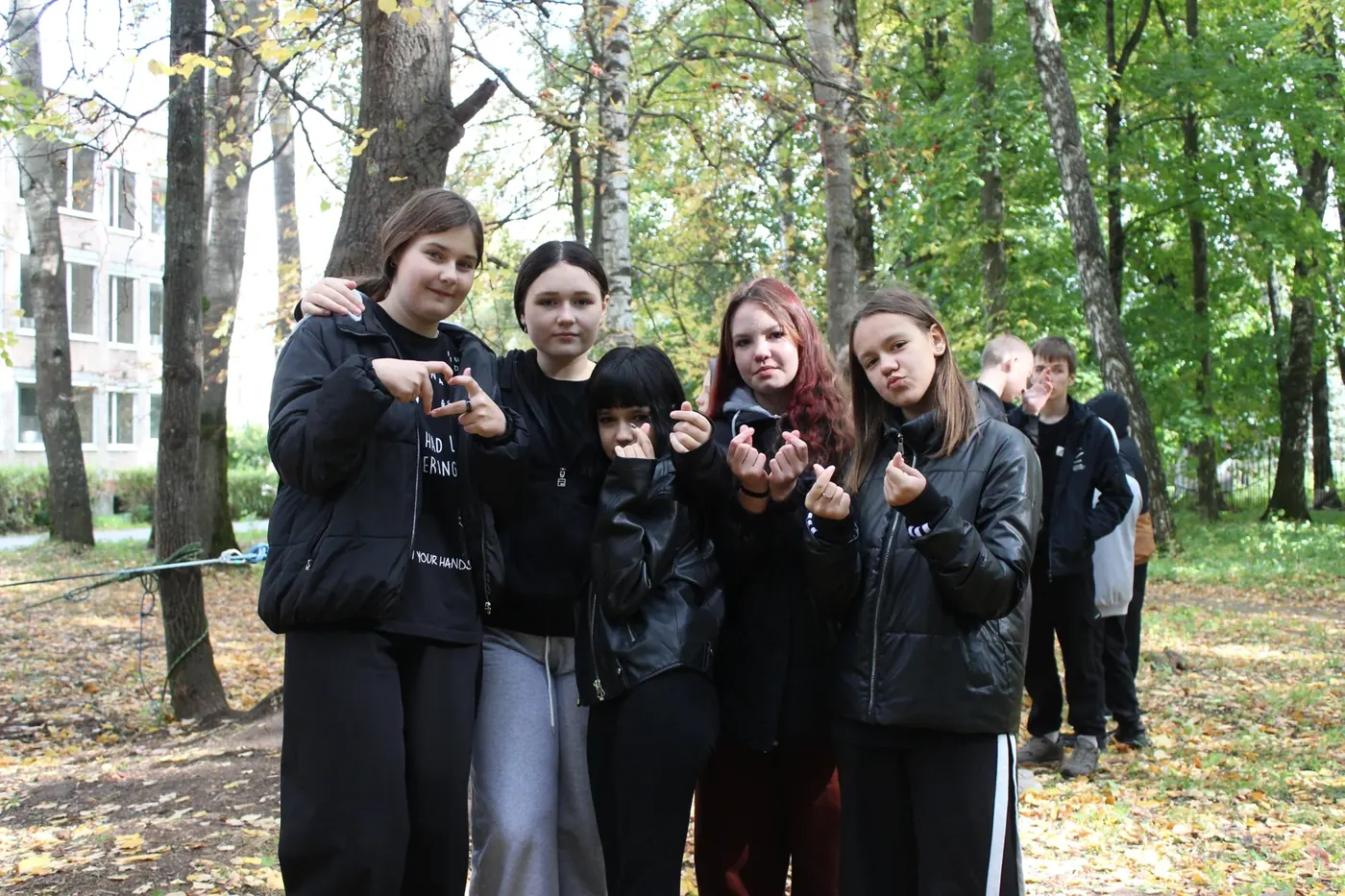 Ребята с вожатой на прогулке